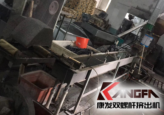 生產(chǎn)使用時間超十五年老設備sjsh系列雙螺桿擠出機完成了它的使命,正式走下舞臺