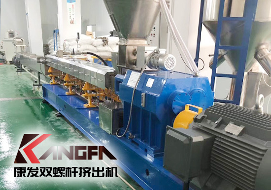 南京康發(fā)同向旋轉雙螺桿擠出機,廣泛用于成型制品擠出,也可應用于聚合物的物理改性(共混、填充、纖維增強、配料、混煉)。