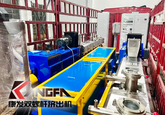 臨近年底,雙螺桿造粒機(jī)發(fā)貨忙,全力以赴為市場!