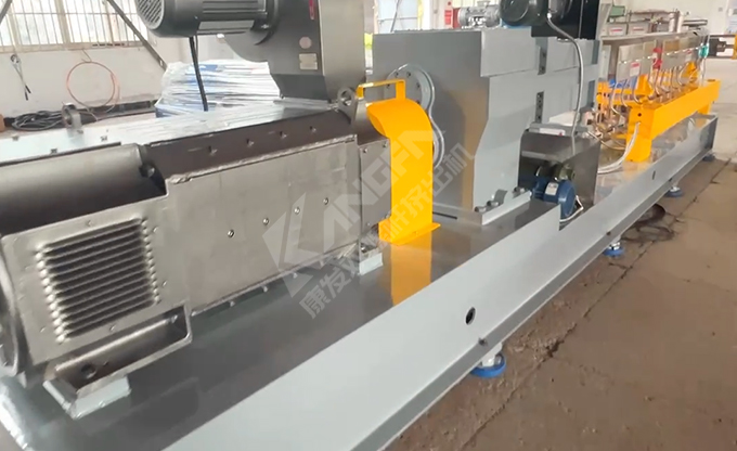 65高扭雙螺桿造粒機，玻纖增強帶側(cè)喂料，加熱棒機型